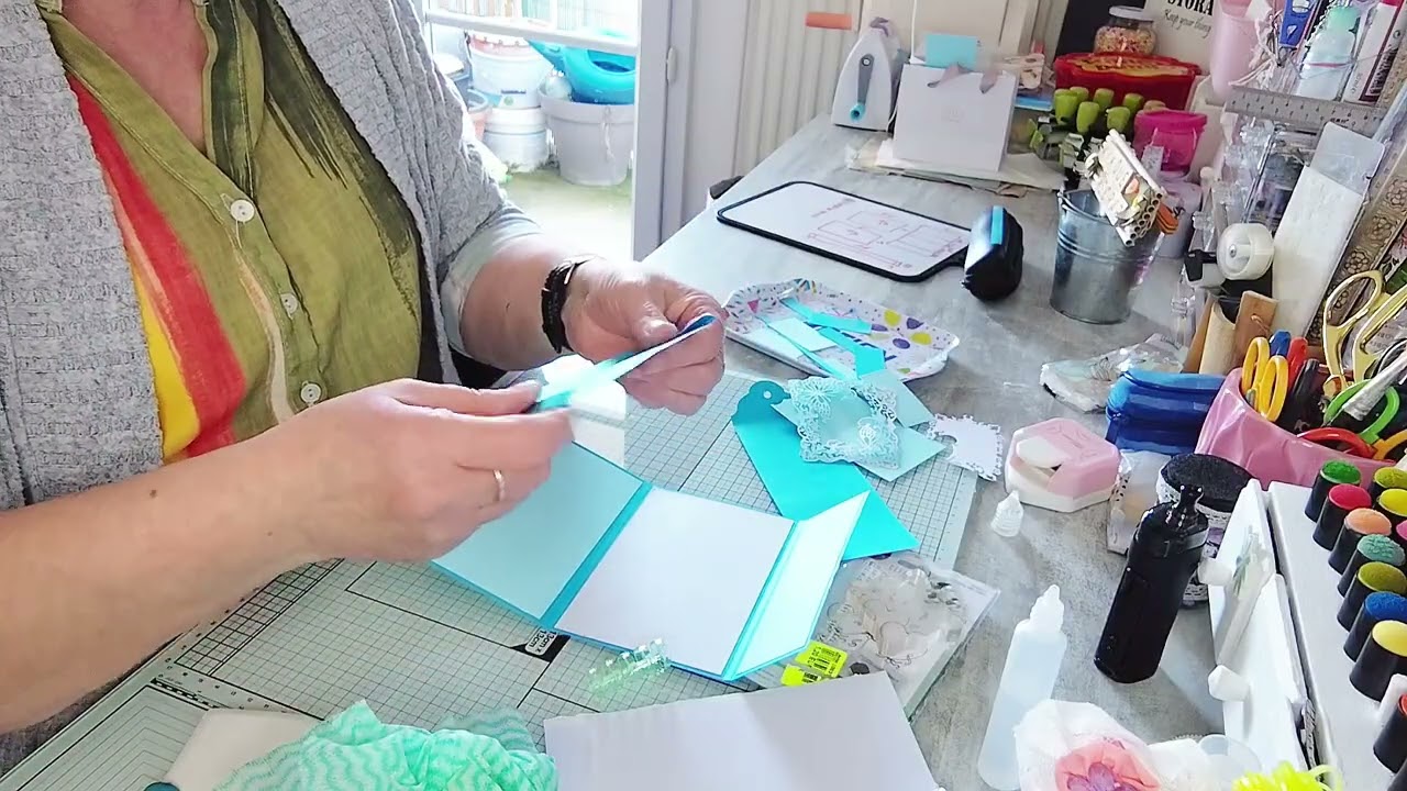 Carte anniversaire format sac d'école de  @MystèrePastel_art 