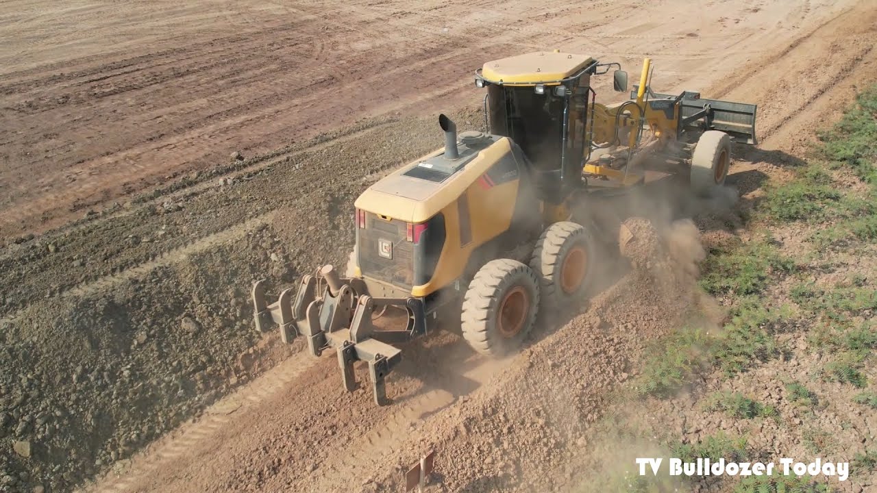 Motor Grader 4180D Operator Technique Mixing Gravel with Water and Long Road Construction