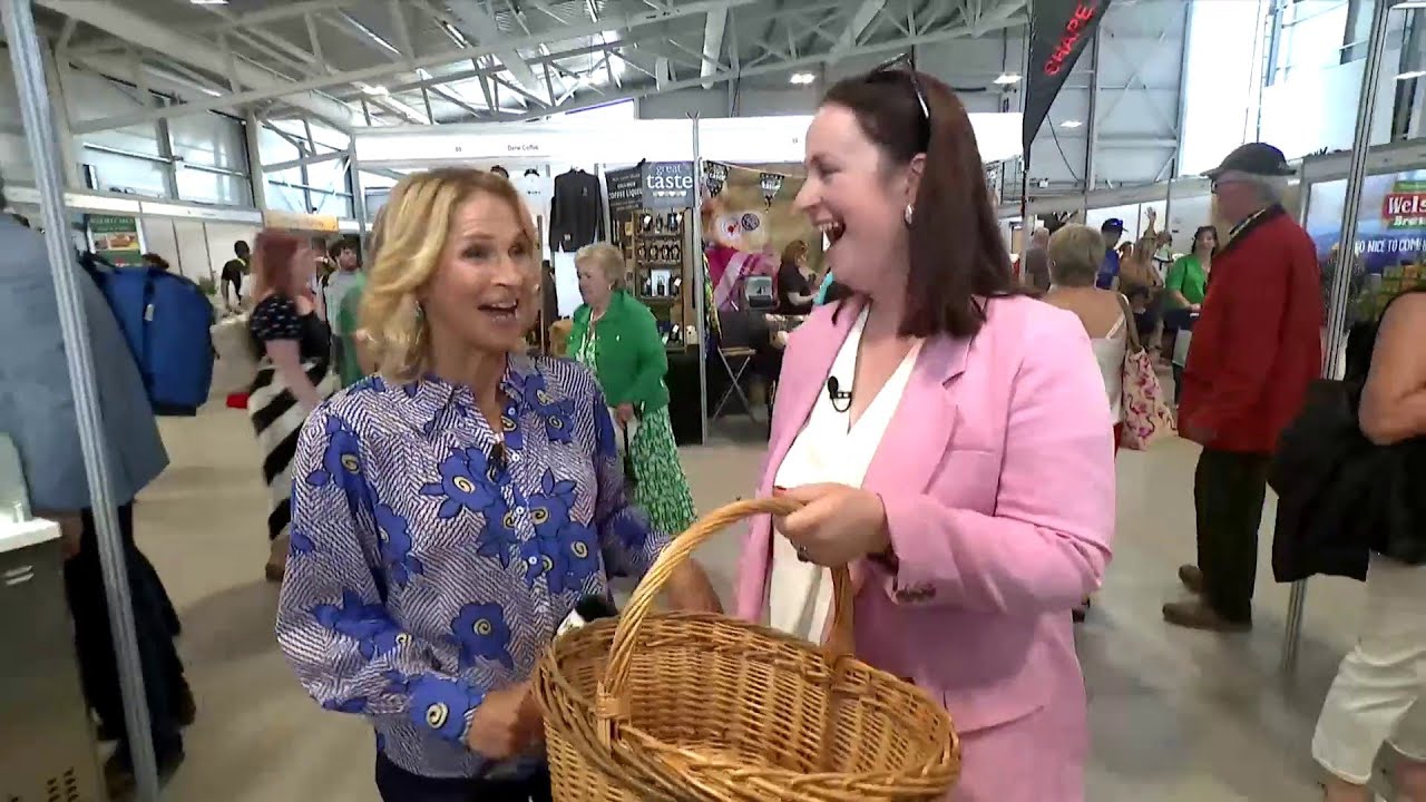 Hwyl yn Siopa yn y Neuadd Fwyd | Shopping at the Food Hall