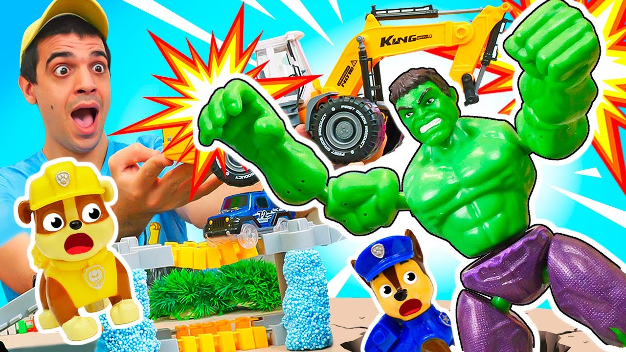 Il tunnel è bloccato da un supereroe giocattolo. Helpman arriva per aiutare. Video per bambini.