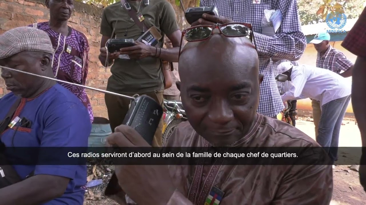 MINUSCA : Don des postes radios aux populations du 7eme arrondissement