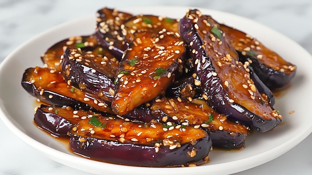 Die Aubergine, die alle verr&uuml;ckt macht! Das beste Auberginenrezept! Gebratene Aubergine mit Sesam
