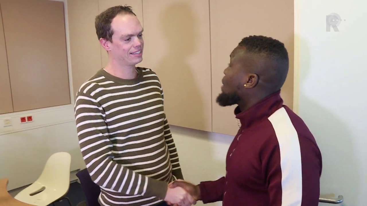 Royston Drenthe verliest met tafeltennis en trakteert op Big Mac