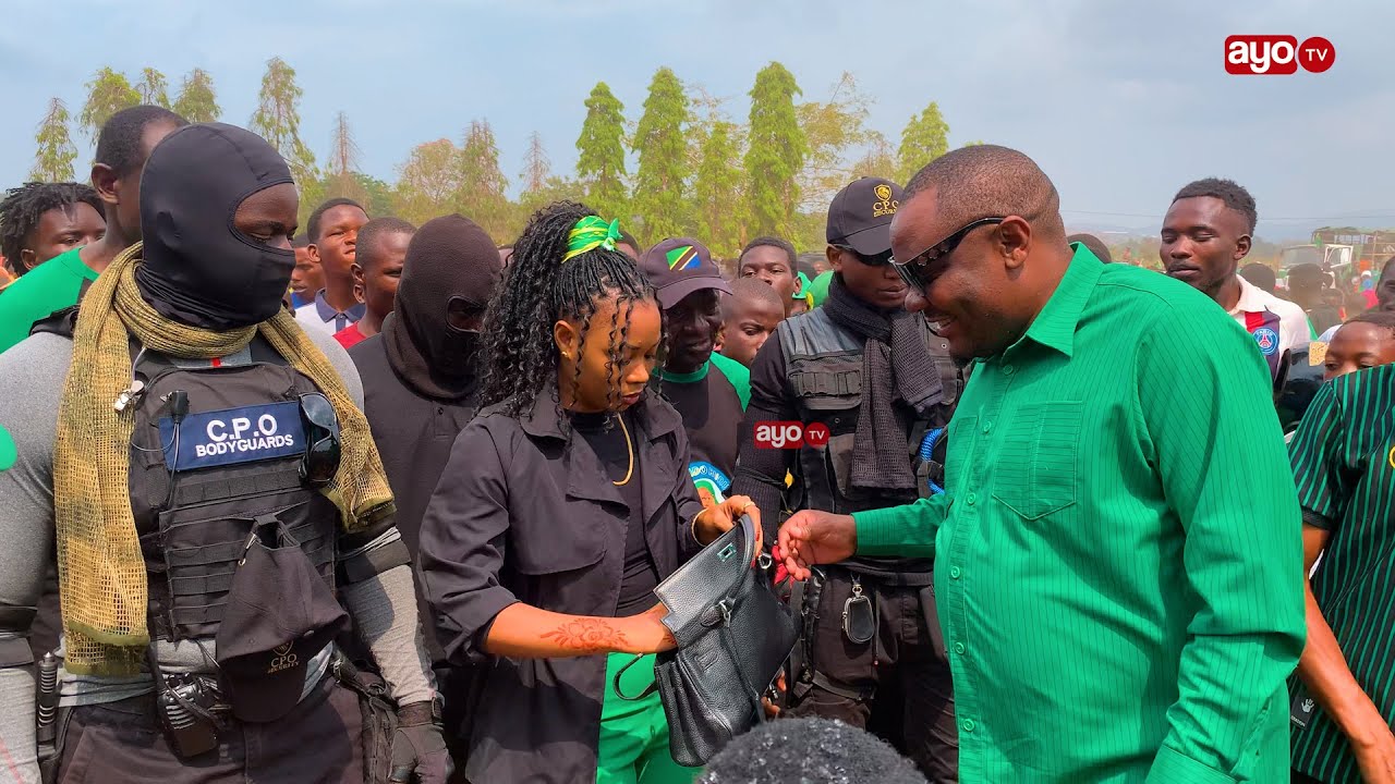 BABA LEVO AFIKA AIRPORT KIGOMA KUMPOKEA DIAMOND PLATNUMZ KWA MBWEMBWE