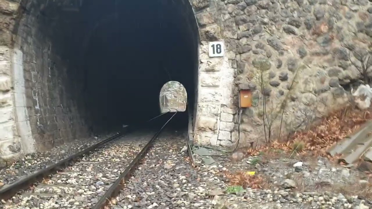 E 43 036 19 nolu tünel den 18. Tünele giriyor bu arada karanlık korkum yok elektrikten korktum 😎😎