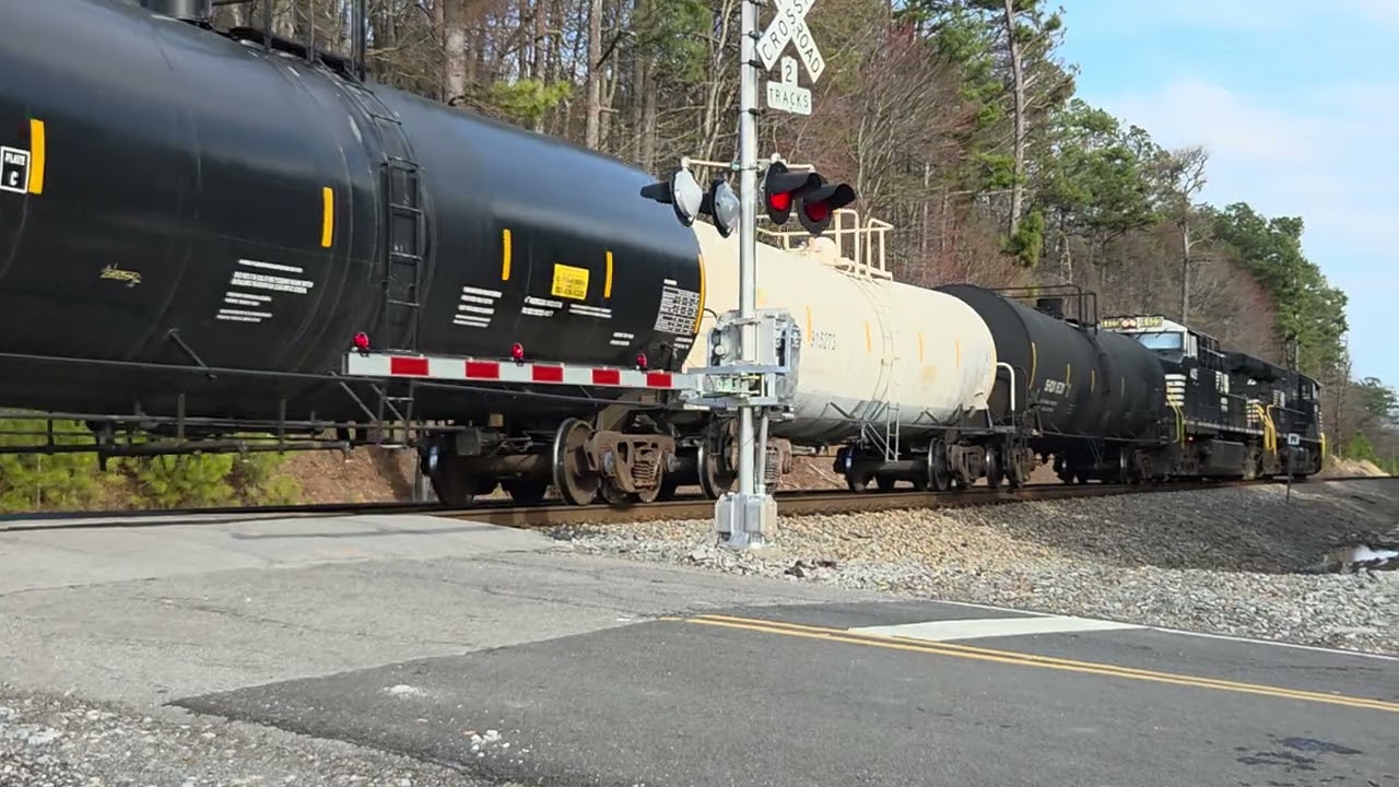NS 4809 & 4405 approach the Mastern Cut with a long, southbound mixed freight 