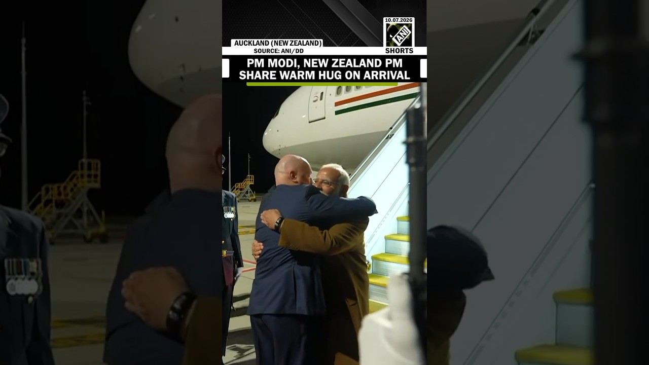 Must Watch! PM of New Zealand Christopher Luxon hugs PM Narendra Modi, as he arrives in Auckland