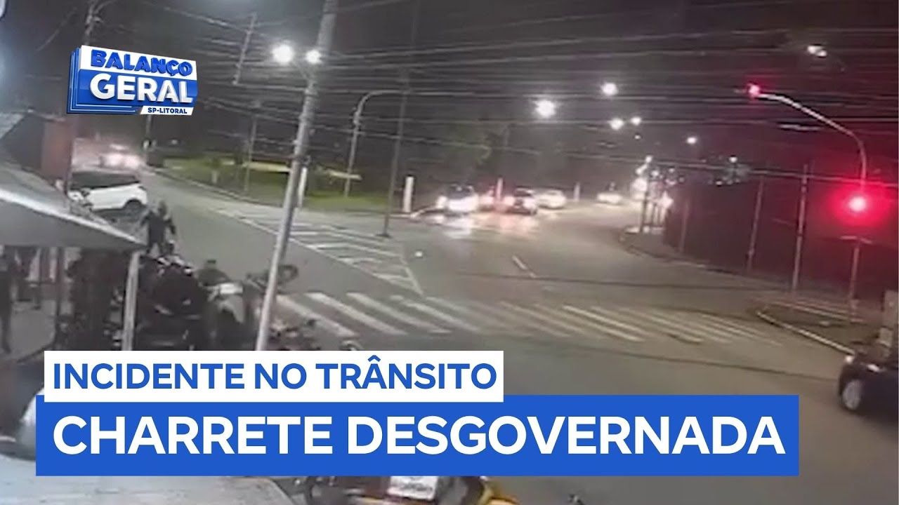Charrete se desgoverna e cavalo avança sobre motos estacionadas em Guarujá (SP)