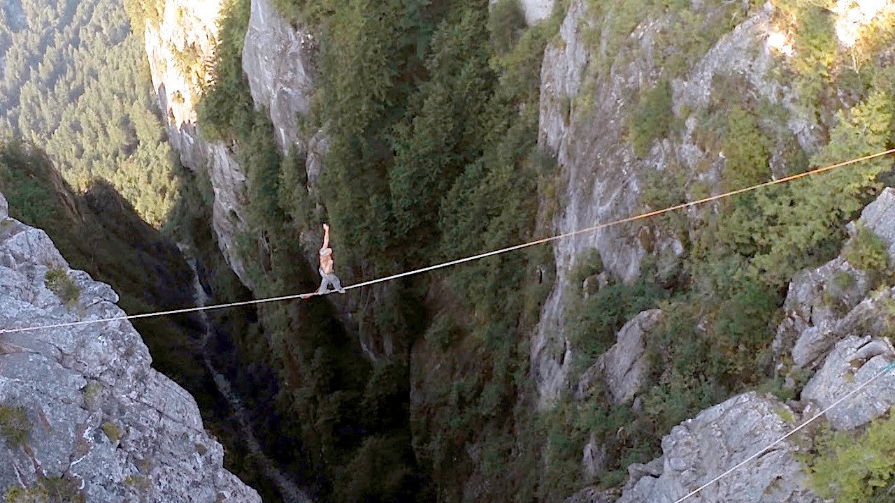 Highliner Walks Over 1000ft Waterfall Without Safety Gear