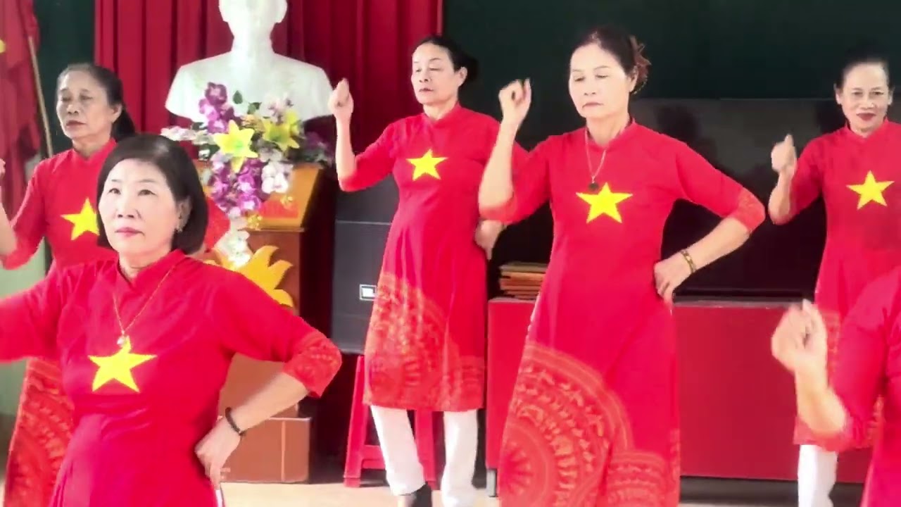 ￼ Múa tay bài Ca đại đoàn kết các dân tộc Việt Nam đội dân vũ đặng Xá trình bày