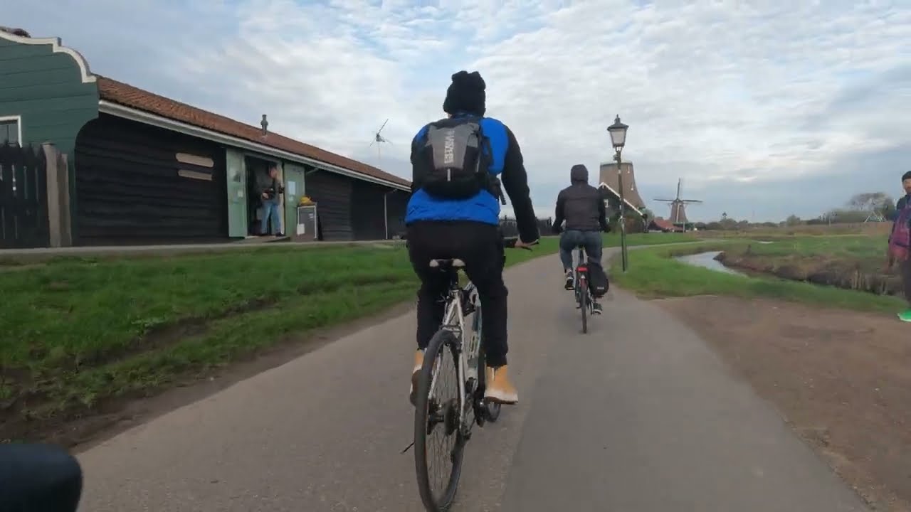 W okolicach Zaandam na trzy rowery i szczyptę cynicznych żartów.