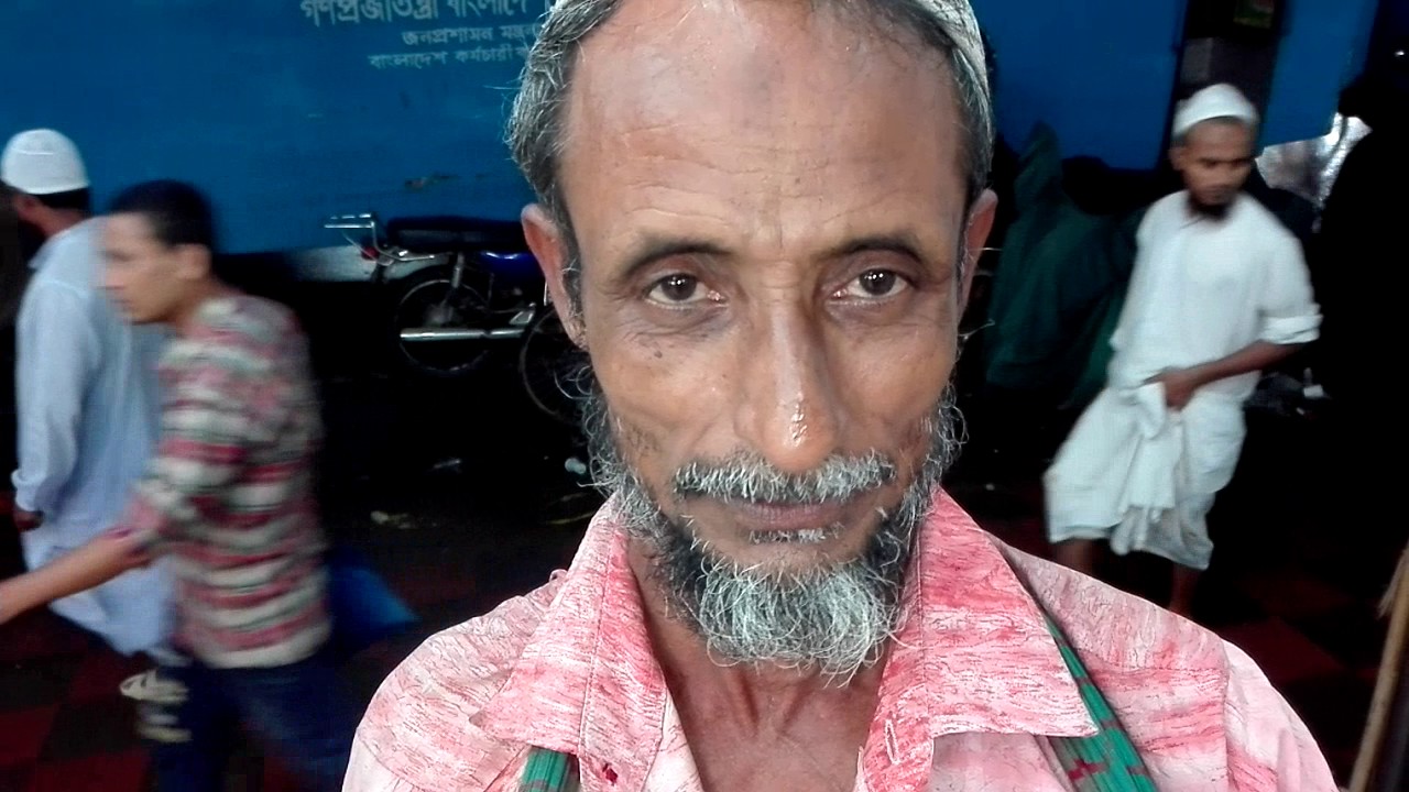 Bangladesh | Happy Street Cigarette Vendor Singing | Mr. Abdul Zalil | Talented | Genius Old Man