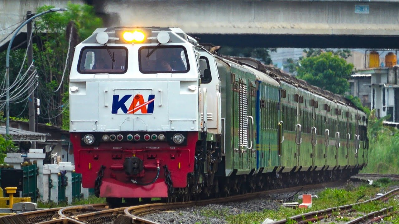 CC206 MENGAMUK‼️|| NONTON KERETA API LEWAT NGEBUT + KLAKSON PANJANG DI STASIUN SEPANJANG 