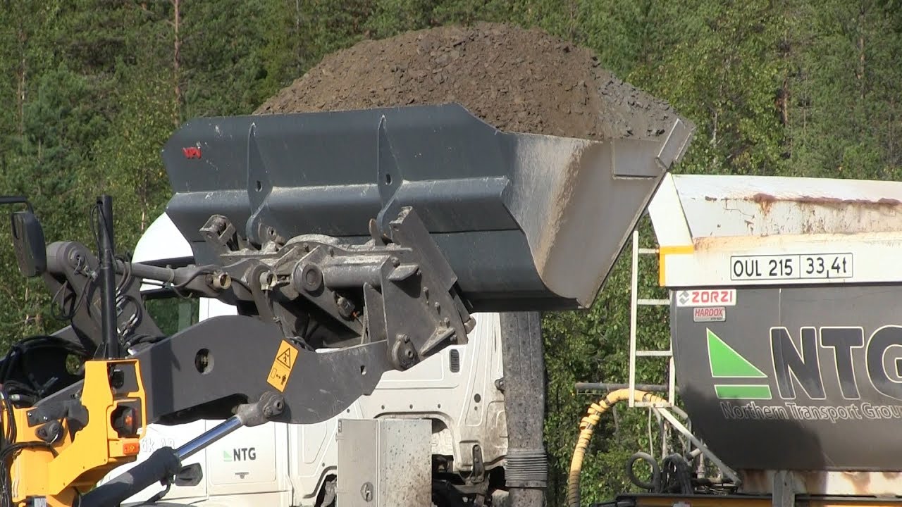 Volvo L70G loading Zorzi trailer with gravel