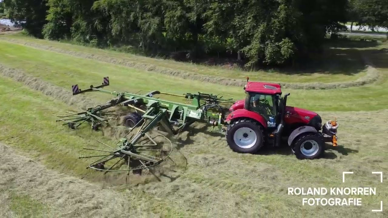 Loonbedrijf Vink harken en persen van Hooi