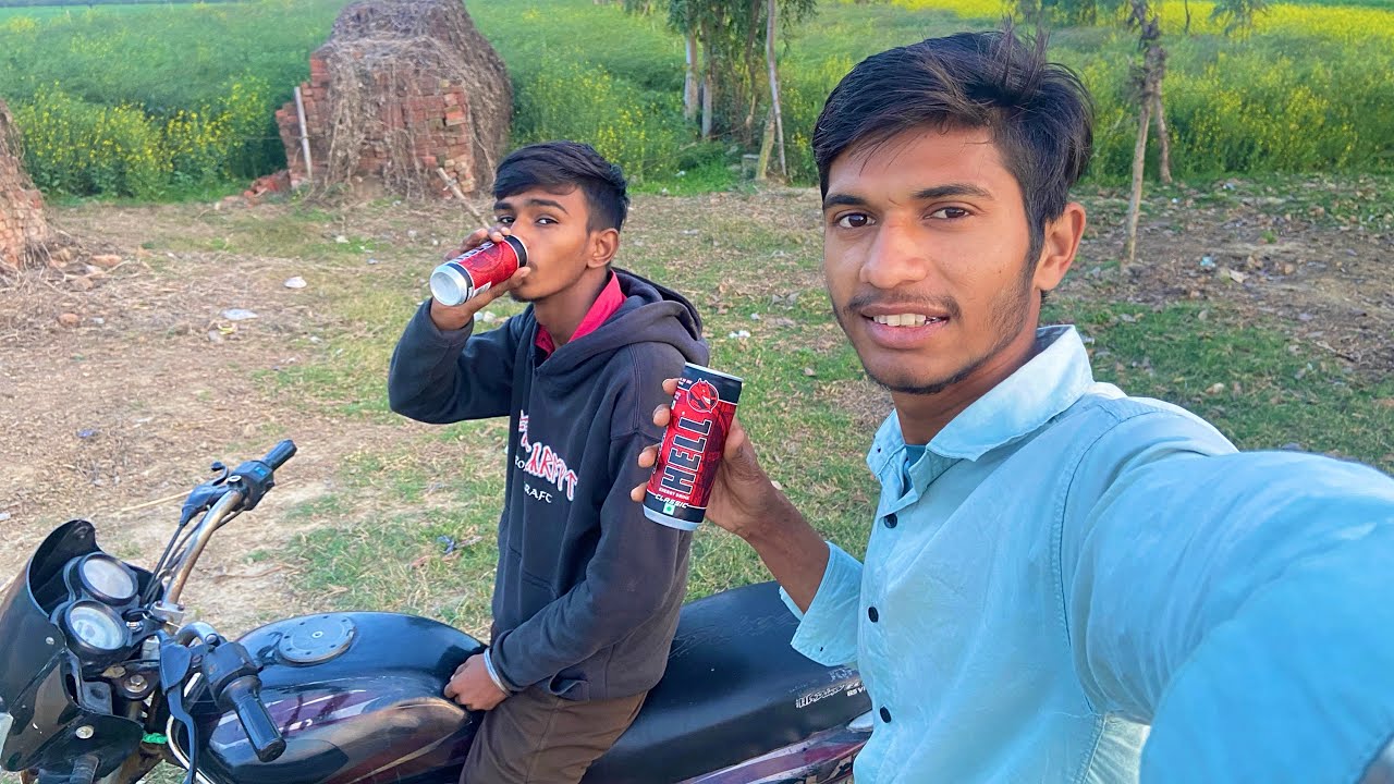 Dosto ham dono konsi pepsi pi rahe he 😊