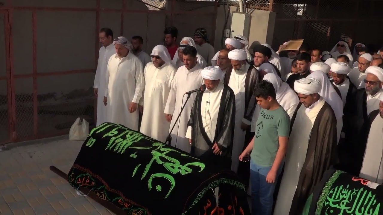 سماحة الشيخ عادل الأسود يؤدي الصلاة على جنازة المرحومة خادمة أهل البيت الحاجة وجيهة الدار رحمها الله