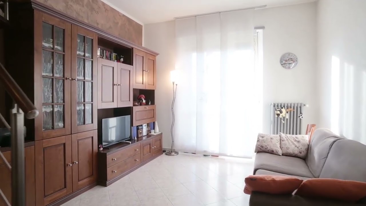 Grugliasco centro – Ampio appartamento su due livelli con 4 balconi e doppi servizi