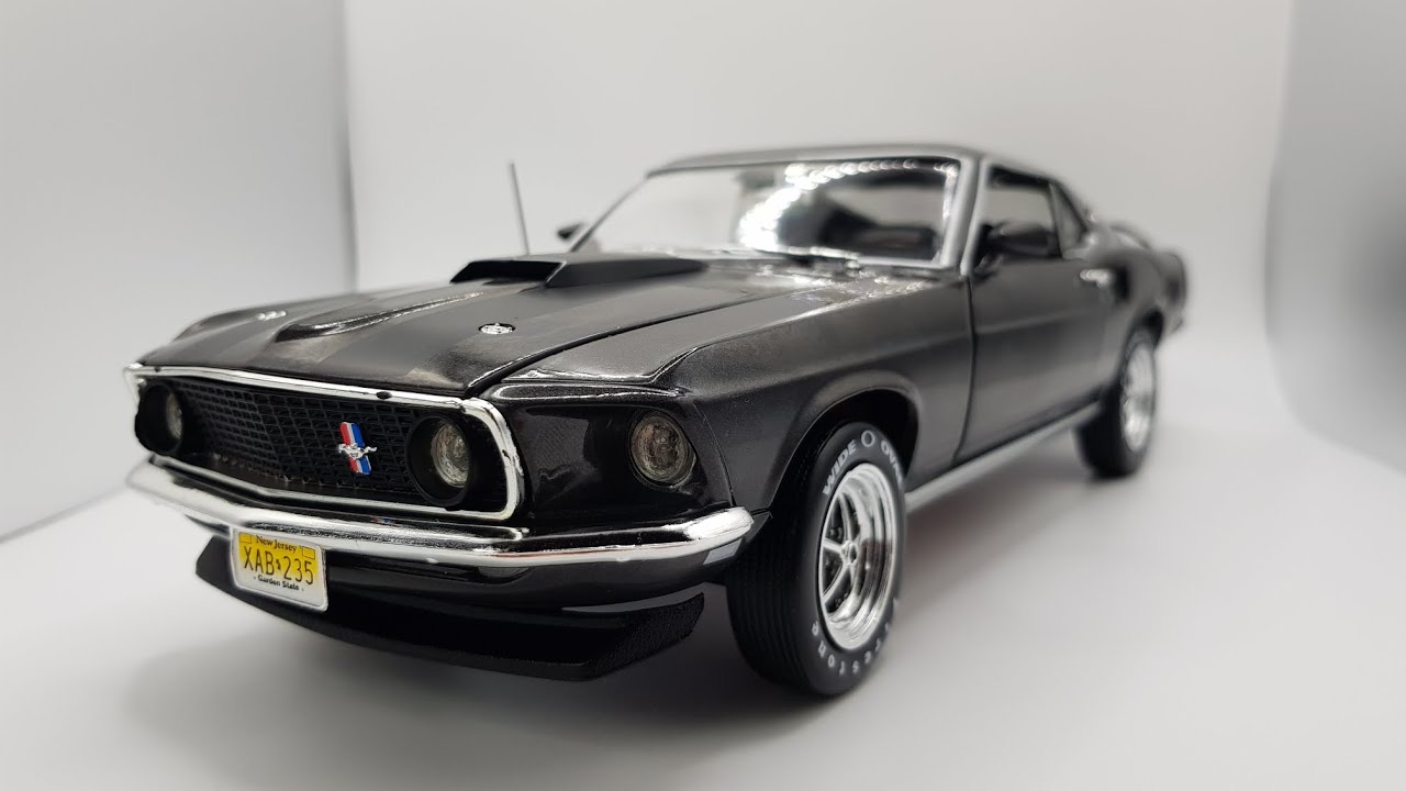 Nouveauté 2025 ! : Présentation 1969 Ford Mustang 429 Boss John Wick Chapitre 1 chez Autoworld 1/18