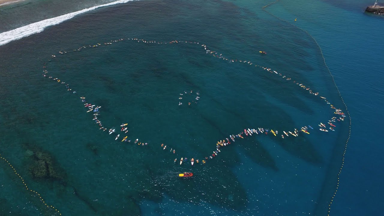 Attaques de requins à la Réunion : Hommage des surfeurs aux disparus avec Jérémy Florès