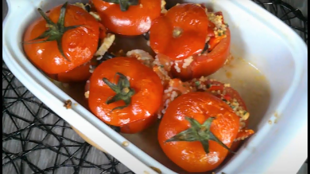 Gefüllte Tomaten ein sehr einfaches und sehr leckeres Gericht ohne Fleisch. Vegetarisch.