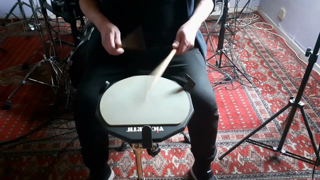 WARM-UP. finger control. doubles strokes.flams.Do Laurent