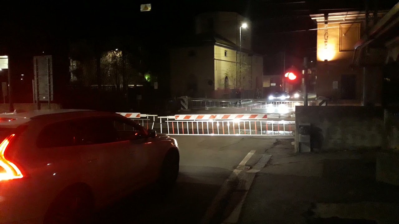 Passaggio a livello Alba (CN) treno storico - Level crossing -Bahnübergang