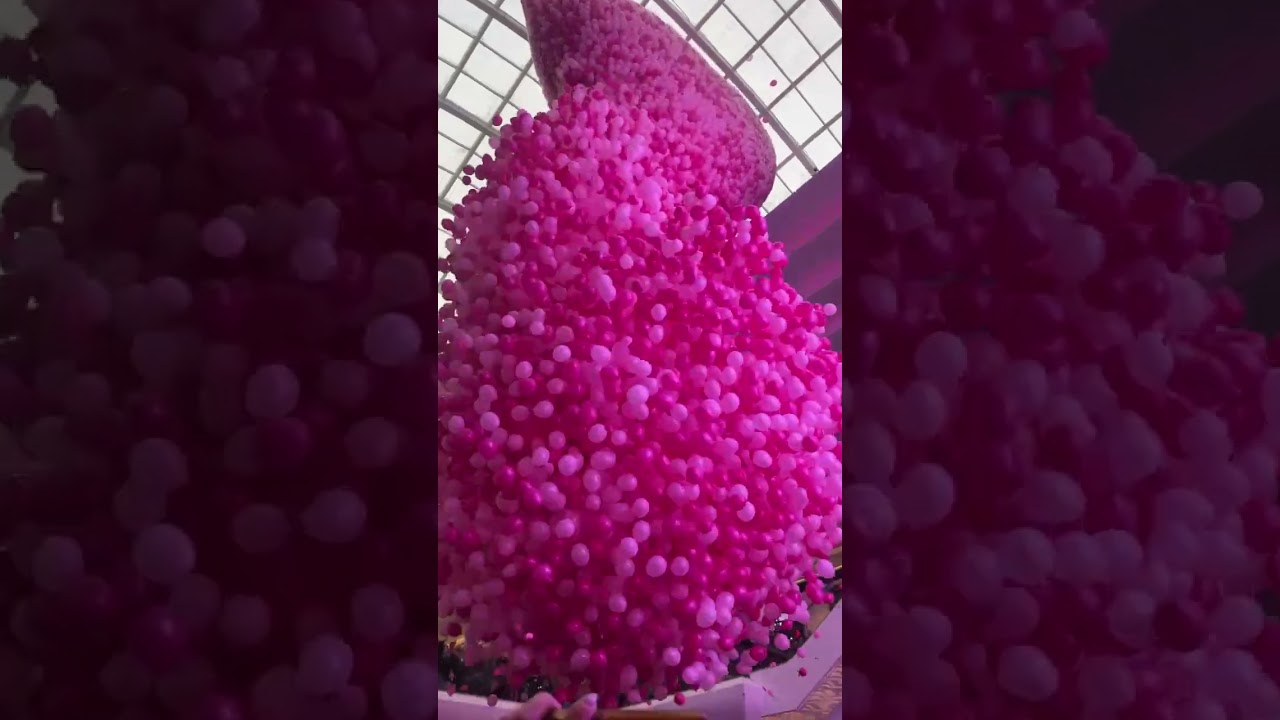 Shopping center's spectacular Valentine's Day balloon drop in Moscow