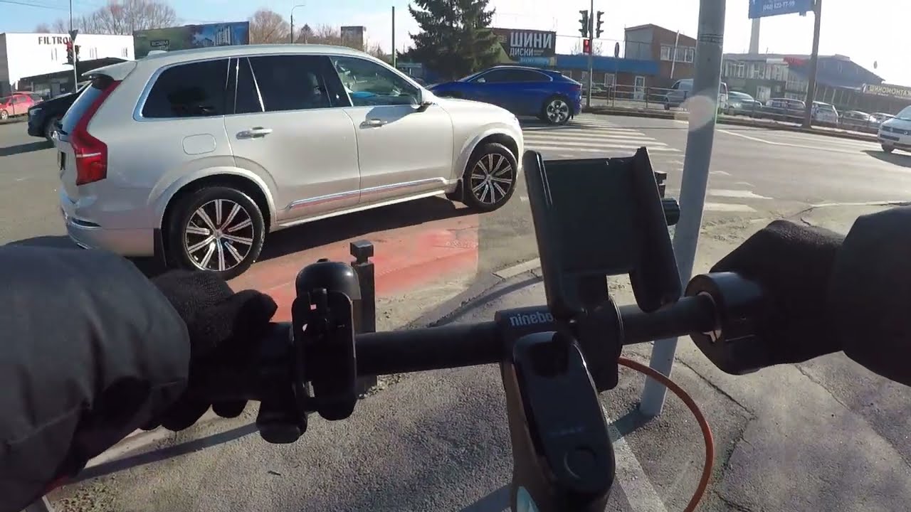 По Хмельницькому на електросамокаті.