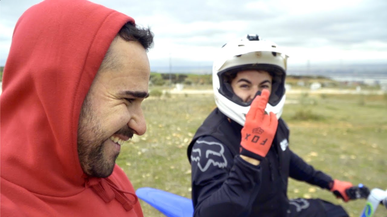 ¿Un PILOTO de VELOCIDAD haciendo MX? CASI hay TRAGEDIA!! + 3 TIPS para MEJORAR tu POSTURA EN MOTO 🤘