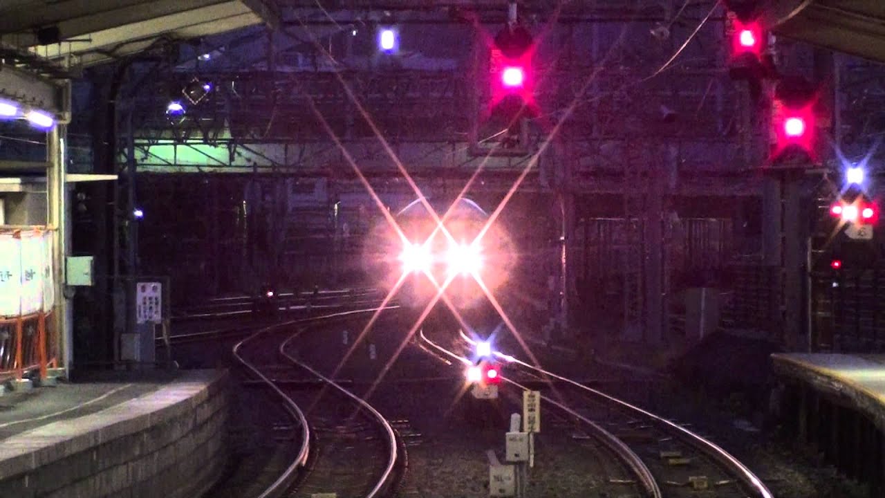 早朝の京都駅 東雲空の下EF210牽引貨物列車通過 【京都駅接近放送付・HD】