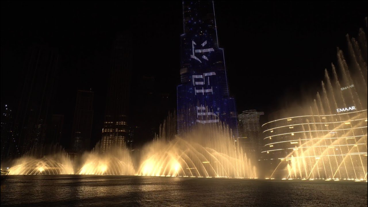 The Dubai Fountain - La Vie en rose (view with Burj Khalifa)