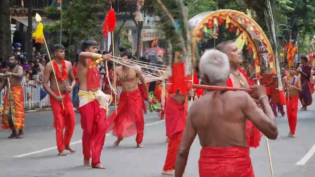 මහනුවර දවල් පෙරහැර - කතරගම දේවාල පෙරහැරේ කාවඩි හා මොණර නැටුම් කණ්ඩායම