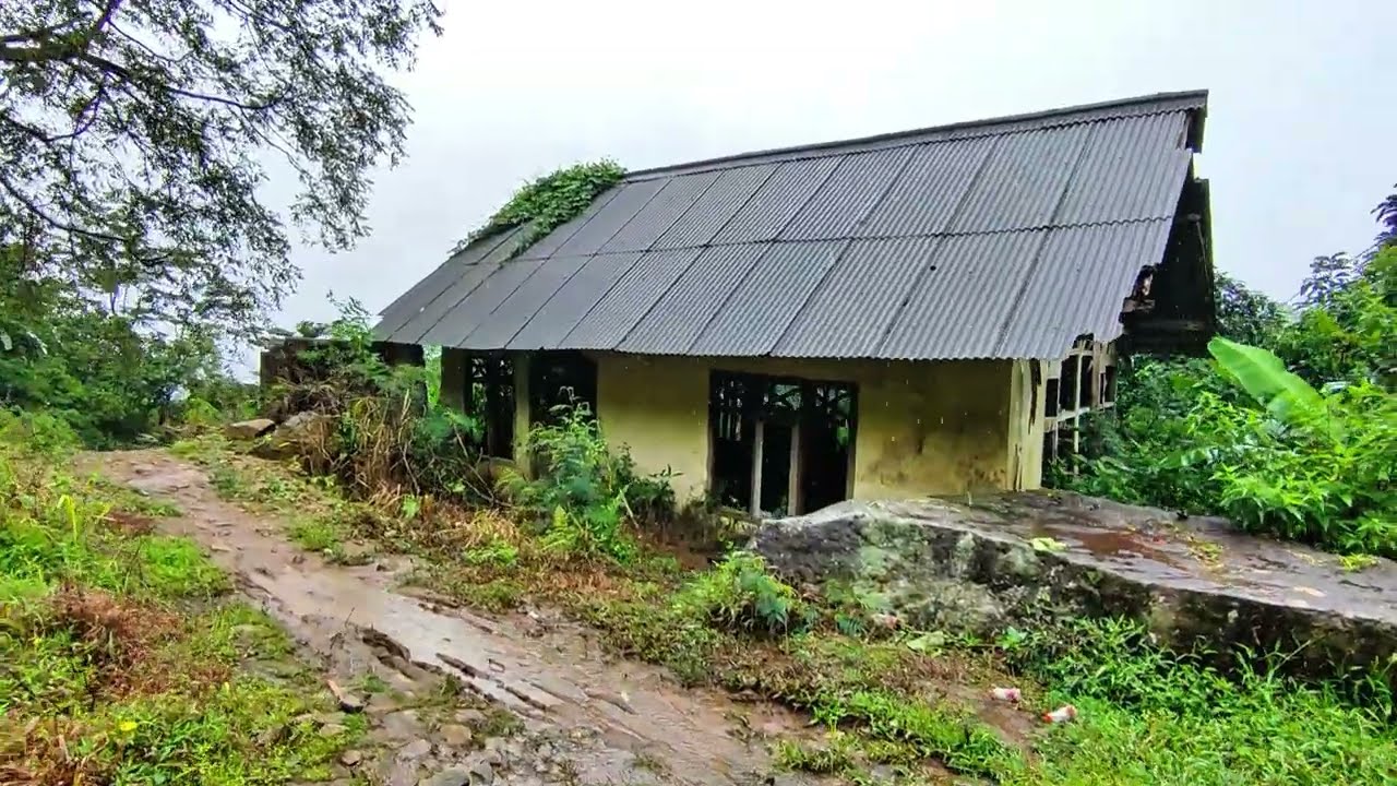 🇲🇨4K - Beautiful rain in a remote village shrouded in fog