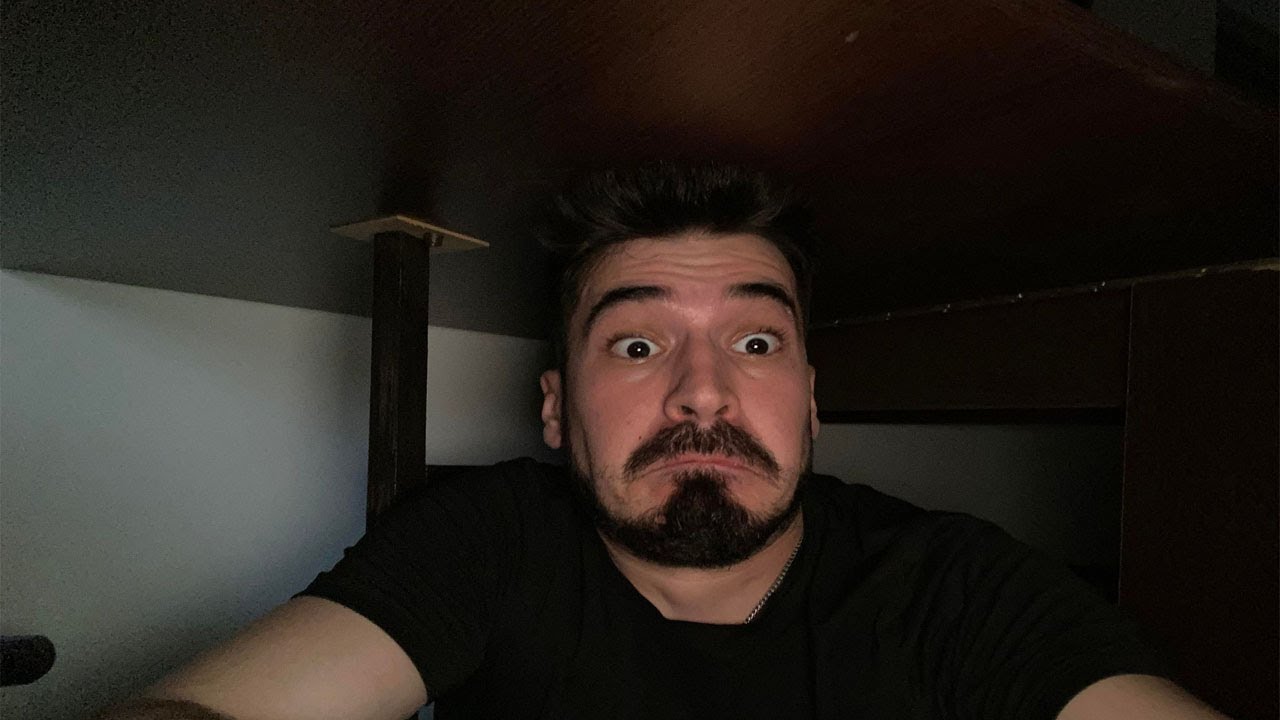 M-AM ASCUNS SUB MASA DE FRICA! M-AM SPERIAT RAU!