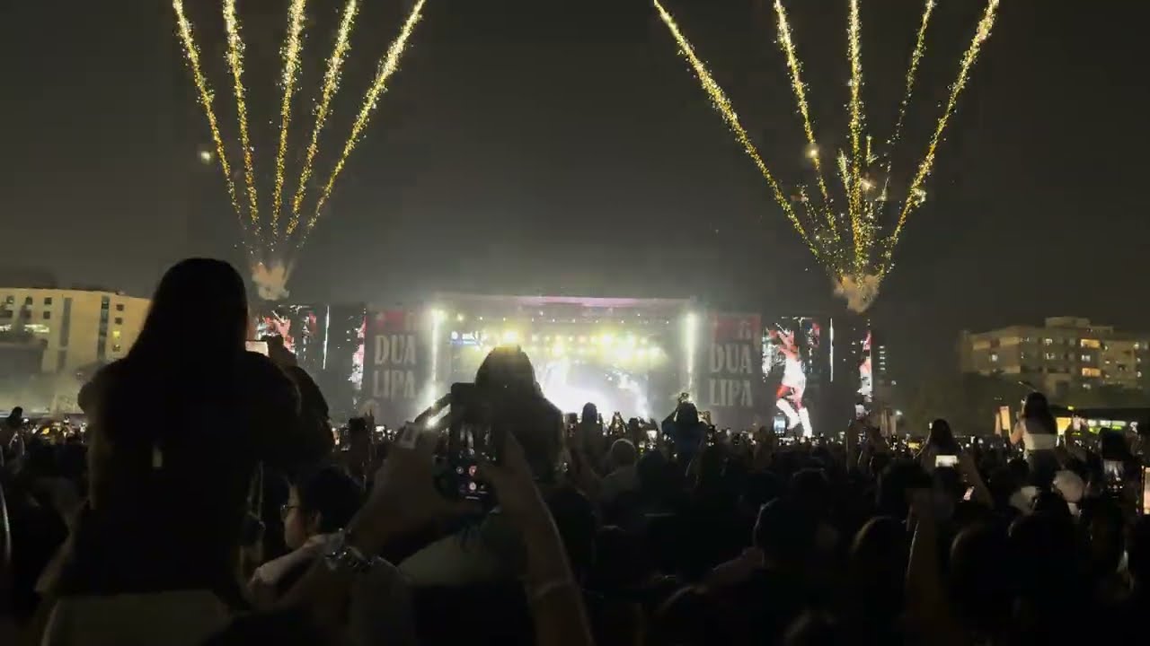 Dua Lipa Rocks "Levitating x Woh Ladki" Live at Feeding India Concert | Unforgettable Performance