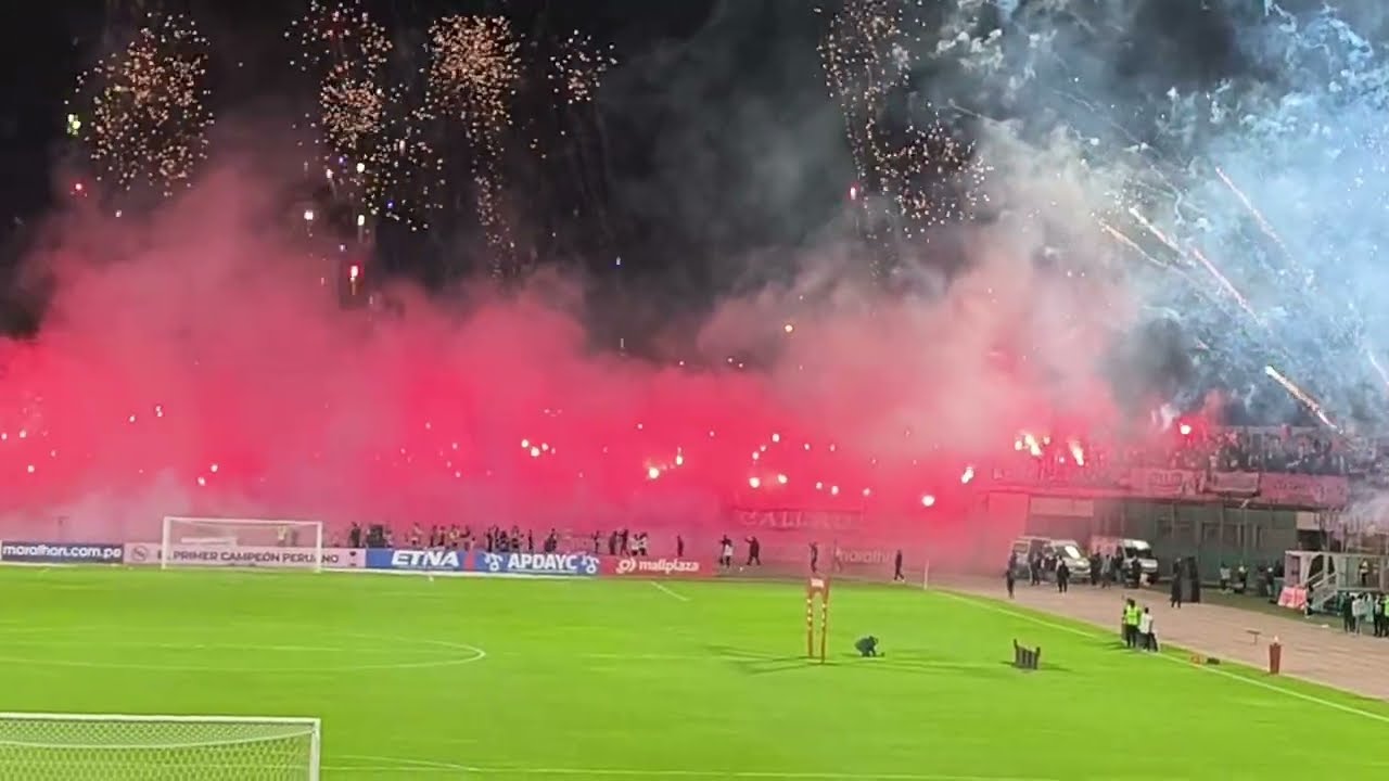 IMPRESIONANTE RECIBIMIENTO DE HINCHAS DE SPORT BOYS FRENTE A DEPORTIVO  GARCILASO EN EL CALLAO