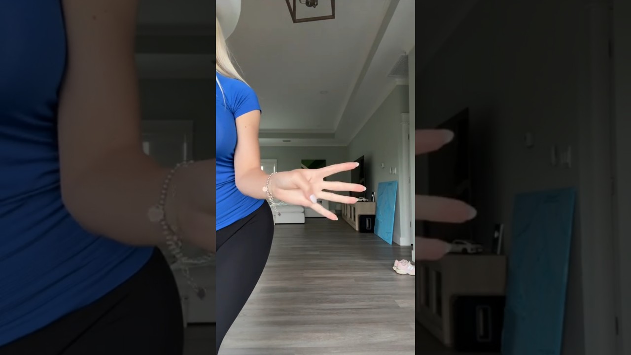 Блондинка никогда не заскучает 🤗 Слежу за тем, чтобы мой наряд хорошо выглядел спереди и сзади