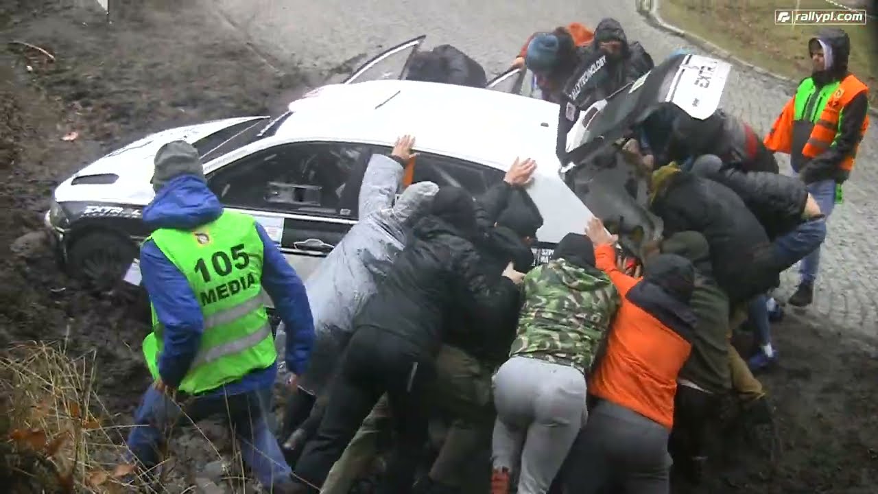 Darek Poloński po za drogą. Akcja wyciągania VW Polo GTI R5 przez kibiców. 50.Rajd Świdnicki-Krause.