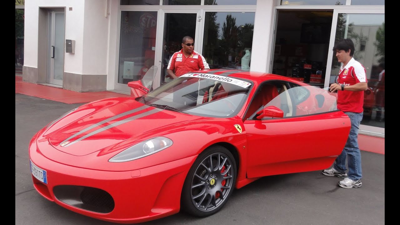 Dirigindo uma Ferrari F430 2008 em Maranello (2011) — lembrança para meus filhos