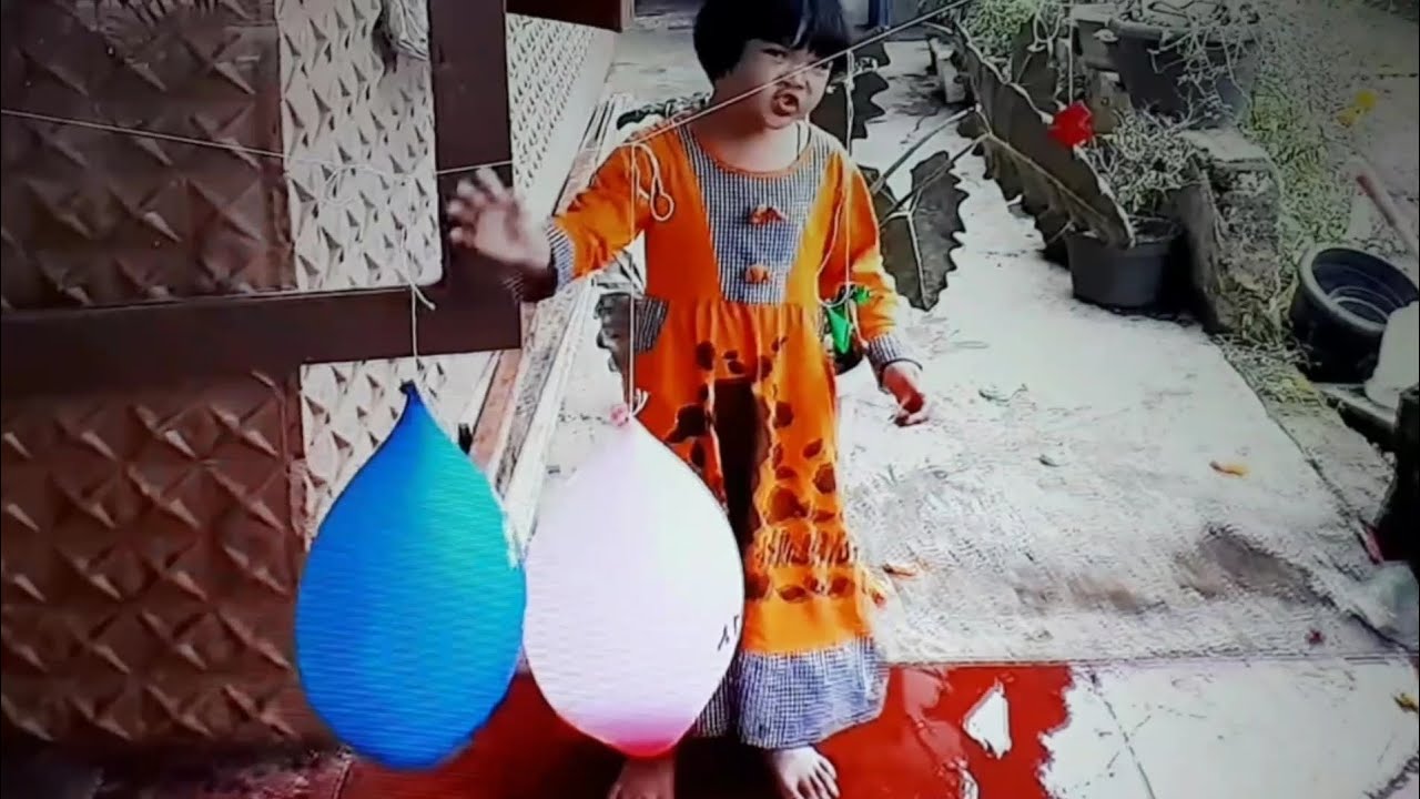 meletuskan balon sambil bernyanyi   ALLAHUL KAFI