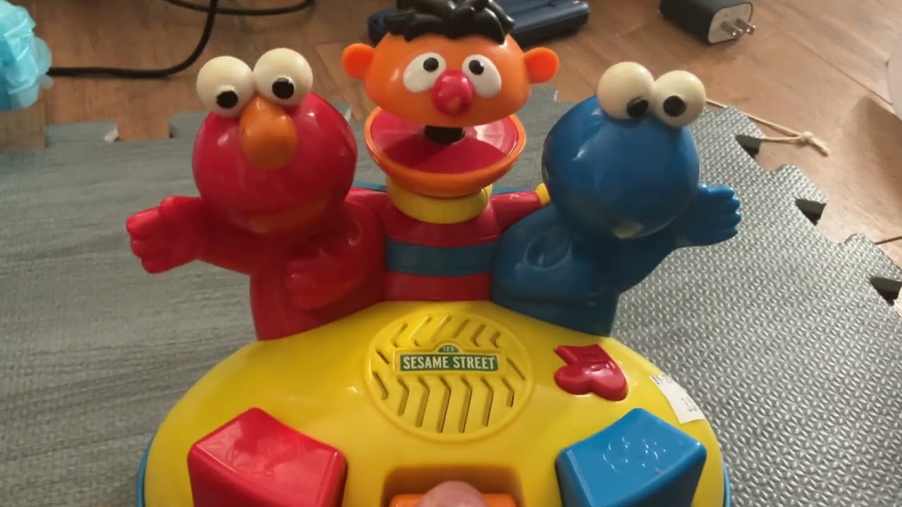 Sesame Street fisher price Elmo&rsquo;s giggle gang piano 