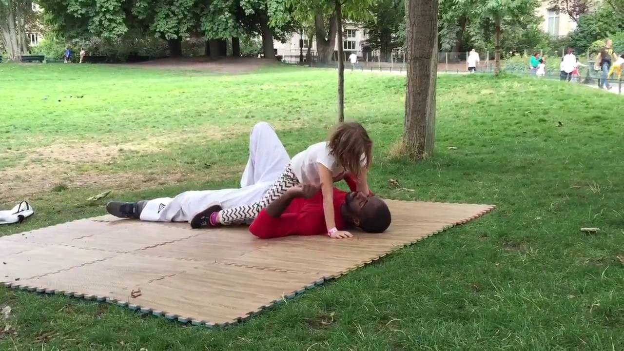 Des enfants confiants avec Karim Ngosso