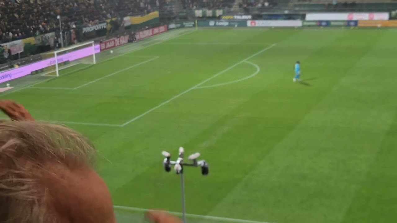 Daar bovenop die berg, daar staat Dirk Kuyt, hij liet ze kop verbouwen en hij ziet er niet meer uit.