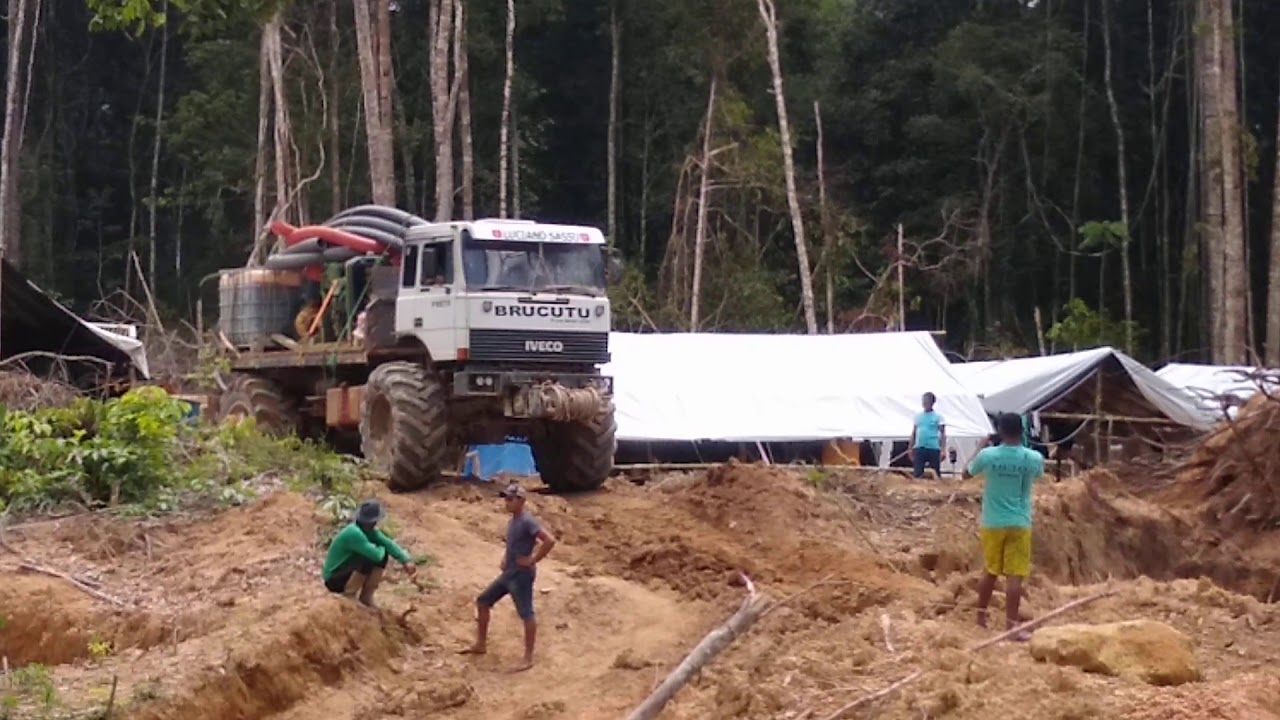 Brucutu 4x4 atravessando um igarap&eacute; com atoleiro!!
