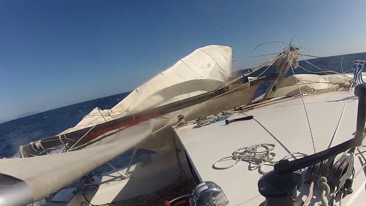 Catamaran Dismasted, Mastbruch auf Katamaran, moment of mast break catched by camera