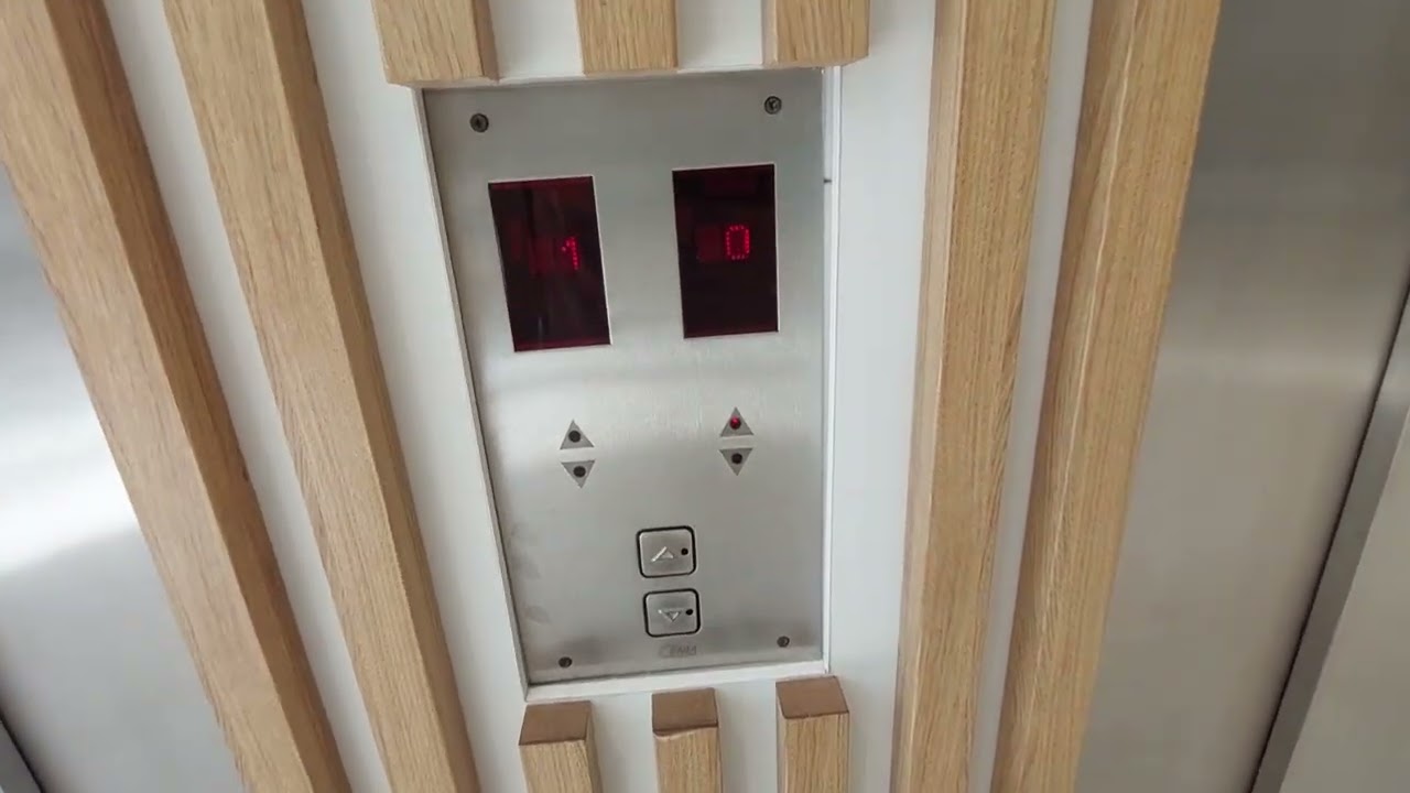 3 Cenia lifts at Ponient Pir&aacute;mide hotel in Salou