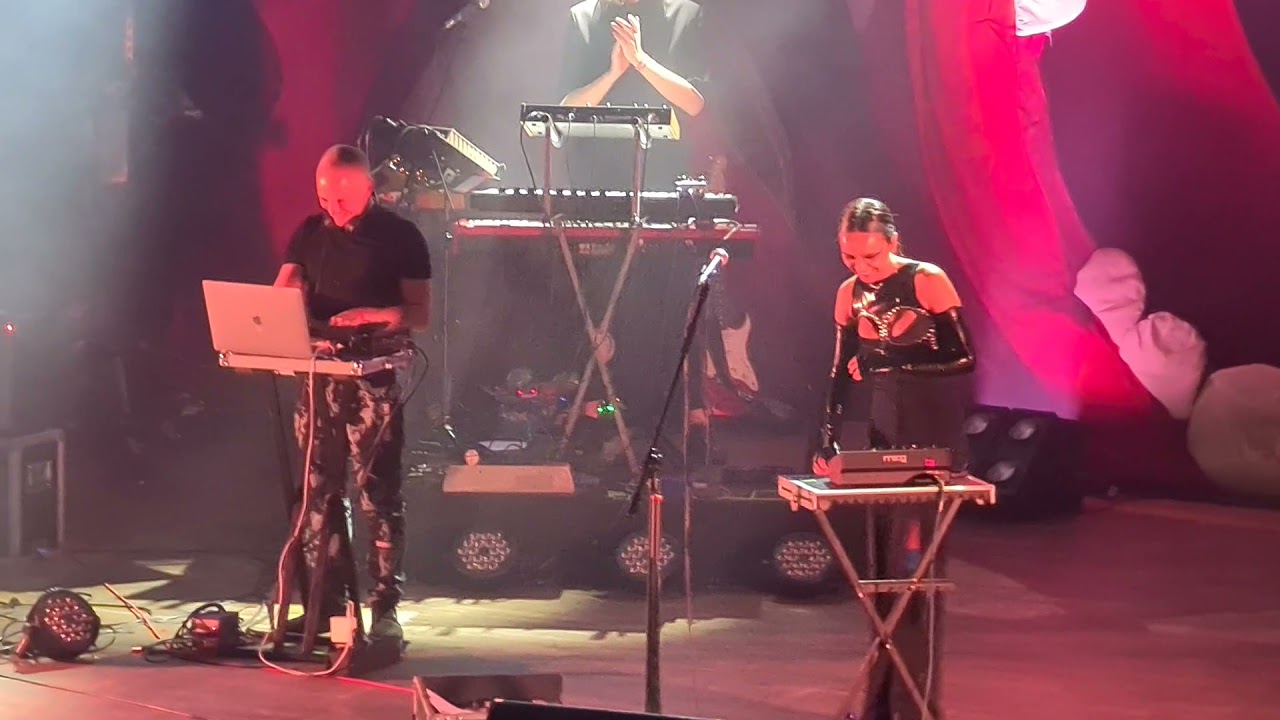 Brodka - Ostatni (Stodoła, Warszawa 06.11.21) Live Debut