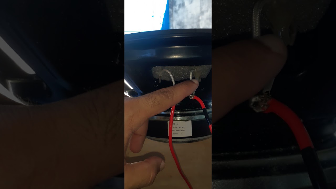 alto falante com barulho de cordoalha