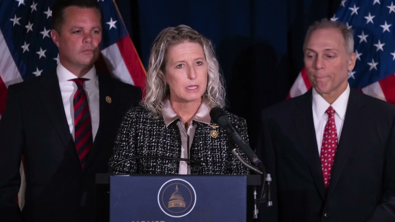 Политики осуждают условия на борту авианосца USS Gerald R. Ford после пожара.